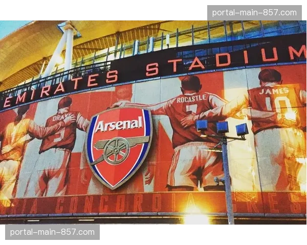 球迷镜头：远征的费耶诺德球迷在酋长球场高歌，尽管球队大比分落后。